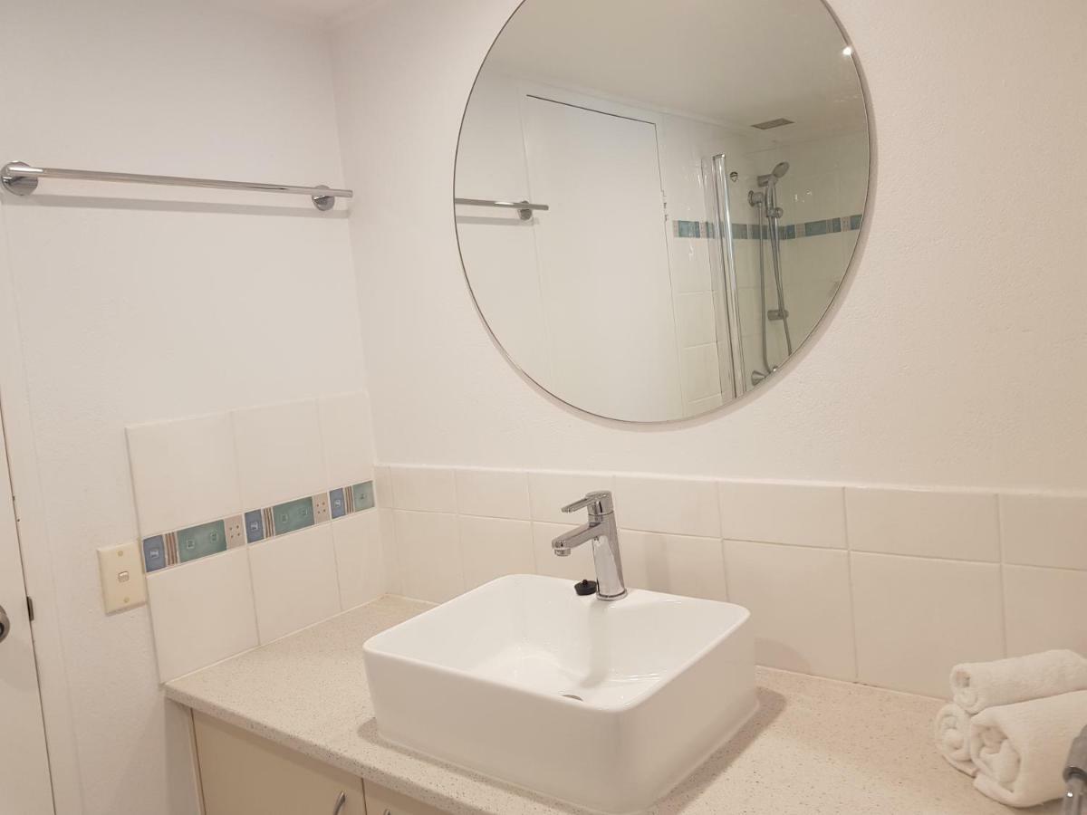 Casablanca Beachfront Apartments Bribie Island North Exteriör bild